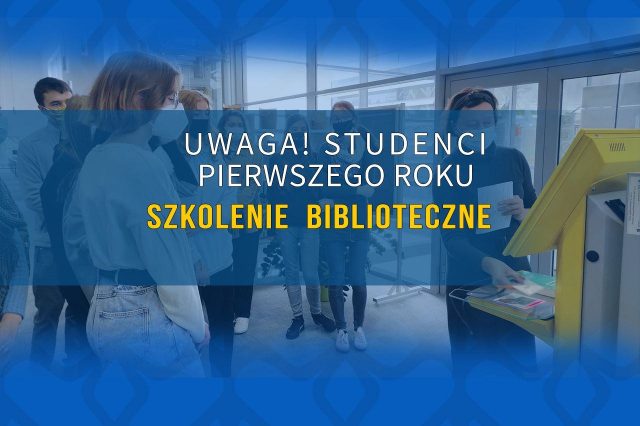 Dodatkowe terminy szkolenia bibliotecznego dla studentów pierwszego roku. W tle bibliotekarz i studenci zgromadzeni przy urządzeniu do samodzielnego wypożyczenia książek.