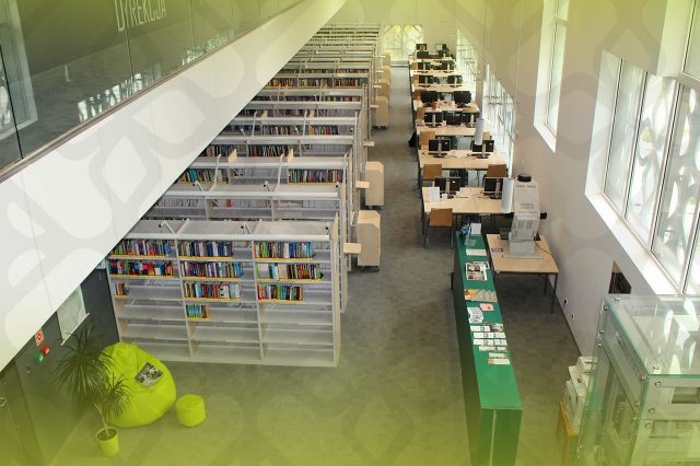 Widok z góry na czytelnię dużą książek w Bibliotece Politechniki Białostockiej