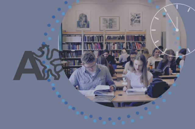 Baner - grupa osób siedząca w bibliotece na Wydziale Architetury