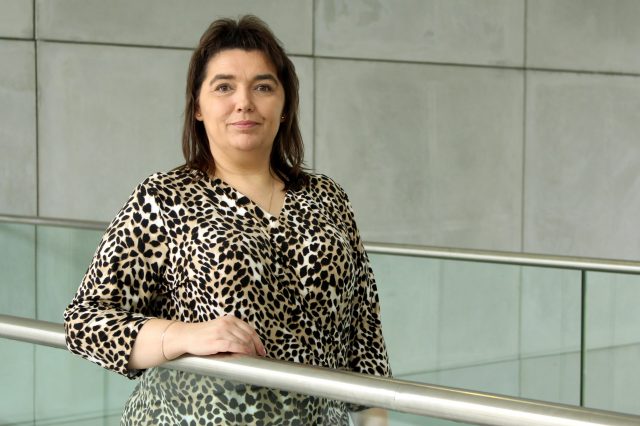 Dyrektor Biblioteki PB - Elżbieta Kierejczuk. Brunetka w bluzce w panterkę