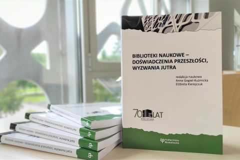 Stos książek - monografii naukowej o konferencji