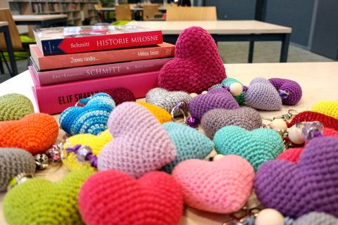 kolorowe serduszka z książkami w tle