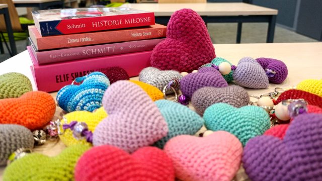 kolorowe serduszka z książkami w tle