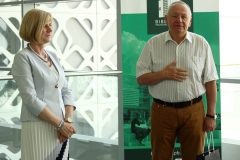 Z lewej strony dyrektor biblioteki Maria Czyżewska, z prawej były rektor Politechniki Białostockiej Lech Dzienis, trzymający rękę na klatce piersiowej.