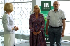 Z lewej strony stoi dyrektor Biblioteki PB Maria Czyżewska, która rozmawia z dyrektorem i wicedyrektor Biblioteki Uniwersytetu w Białymstoku.