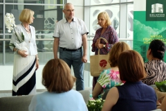 Na środku stoją od lewej dyrektor Biblioteki PB Maria Czyżewska, dyrektor i wicedyrektor Biblioteki Uniwersytetu w Białymstoku. Przed nimi siedzą goście.
