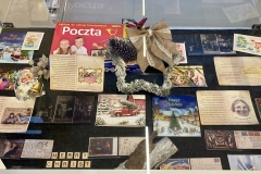 Gablota wystawowa dotycząca historii wysyłania życzeń. Są tu wydrukowane przedwojenne polskie pocztówki świąteczne, informacje dotyczące pierwszych kart wysłanych w Anglii, Szwecji, Polsce oraz kolorowe pocztówki z okresu powojennego.