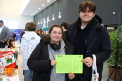 Chłopak i dziewczyna uśmiechają się do zdjęcia