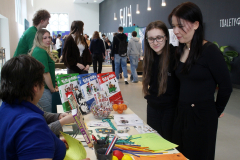 Osoby oglądają komiksy i materiały