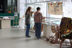 Zwiedzający oglądają ekspozycję