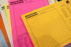 Kolorowe karty z tytułem „Biblioteczna wykreślanka” rozłożone na stole