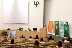 Widok z góry na aulę. Siedzący słuchacze, przed nimi na mównicy Dyrektor Biblioteki Politechniki Białostockiej Maria Czyżewska.