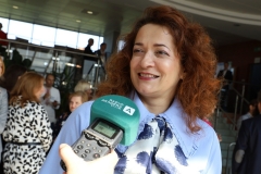 Uśmiechnięta Rektor Politechniki Białostockiej  Marta Kosior-Kazberuk. Przed nią mikrofon z napisem Radio Akadera.