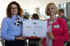Dyrektor Biblioteki Maria Czyżewska i Rektor Politechniki Białostockiej  Marta Kosior-Kazberuk trzymają voacher prezentowy na 5000 zł.