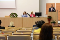 Aula ze słuchaczami. Widać mężczyznę przemawiającego z mównicy. Z lewej strony siedzą Rektor Politechniki Białostockiej i Dyrektor Biblioteki PB.