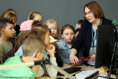 Zastępca dyrektora Biblioteki PB i dzieci stoją obok stanowiska komputerowego i oglądają sprzęt przeznaczony dla osób z niepełnosprawnością.