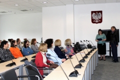 Grupa słuchaczy patrzy w stronę dwóch stojących kobiet.