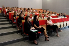 Grupa osób, głównie kobiet, siedzących na auli.