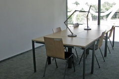 Dwie lampy  postawione na złączonych ze sobą ławkach. Do ławek dosunięte krzesła.