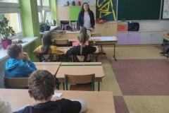 Anna Sidorczuk czytająca w kl. III b w Zespole Szkół im. ks. Jerzego Popiełuszki w Juchnowcu, w ramach II edycji akcji Rozczytane Podlaskie.