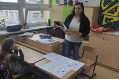 Anna Sidorczuk czytająca w kl. III b w Zespole Szkół im. ks. Jerzego Popiełuszki w Juchnowcu, w ramach II edycji akcji Rozczytane Podlaskie.