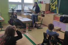 Anna Sidorczuk czytająca w kl. III b w Zespole Szkół im. ks. Jerzego Popiełuszki w Juchnowcu, w ramach II edycji akcji Rozczytane Podlaskie.