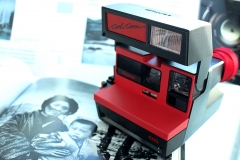 Aparat polaroid i otwarta karta książki.
