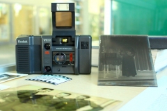 Aparat fotograficzny tradycyjny Kodak VR35. Po prawej stronie płyta fotograficzna.