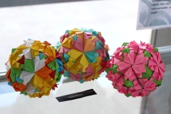 Wystawa „Origami – sztuka, wiedza, nauka”, prezentowana w Bibliotece Politechniki Białostockiej. Ekspozycję tworzą głównie matematyczne formy origami, bryły platońskie i archimedesowe, różnorodne wielościany, mozaikowe tesselacje, składane z płaszczyzn o kształtach koła, kwadratu, trójkąta.