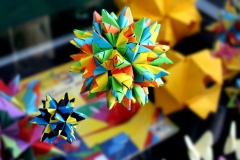 Wystawa „Origami – sztuka, wiedza, nauka”, prezentowana w Bibliotece Politechniki Białostockiej. Ekspozycję tworzą głównie matematyczne formy origami, bryły platońskie i archimedesowe, różnorodne wielościany, mozaikowe tesselacje, składane z płaszczyzn o kształtach koła, kwadratu, trójkąta.