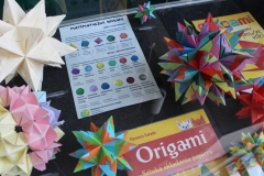Wystawa „Origami – sztuka, wiedza, nauka”, prezentowana w Bibliotece Politechniki Białostockiej. Ekspozycję tworzą głównie matematyczne formy origami, bryły platońskie i archimedesowe, różnorodne wielościany, mozaikowe tesselacje, składane z płaszczyzn o kształtach koła, kwadratu, trójkąta.