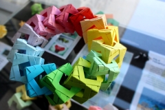 Wystawa „Origami – sztuka, wiedza, nauka”, prezentowana w Bibliotece Politechniki Białostockiej. Ekspozycję tworzą głównie matematyczne formy origami, bryły platońskie i archimedesowe, różnorodne wielościany, mozaikowe tesselacje, składane z płaszczyzn o kształtach koła, kwadratu, trójkąta.