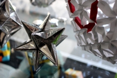 Wystawa „Origami – sztuka, wiedza, nauka”, prezentowana w Bibliotece Politechniki Białostockiej. Ekspozycję tworzą głównie matematyczne formy origami, bryły platońskie i archimedesowe, różnorodne wielościany, mozaikowe tesselacje, składane z płaszczyzn o kształtach koła, kwadratu, trójkąta.