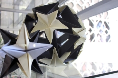 Wystawa „Origami – sztuka, wiedza, nauka”, prezentowana w Bibliotece Politechniki Białostockiej. Ekspozycję tworzą głównie matematyczne formy origami, bryły platońskie i archimedesowe, różnorodne wielościany, mozaikowe tesselacje, składane z płaszczyzn o kształtach koła, kwadratu, trójkąta.