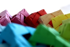 Wystawa „Origami – sztuka, wiedza, nauka”, prezentowana w Bibliotece Politechniki Białostockiej. Ekspozycję tworzą głównie matematyczne formy origami, bryły platońskie i archimedesowe, różnorodne wielościany, mozaikowe tesselacje, składane z płaszczyzn o kształtach koła, kwadratu, trójkąta.