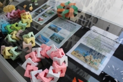 Wystawa „Origami – sztuka, wiedza, nauka”, prezentowana w Bibliotece Politechniki Białostockiej. Ekspozycję tworzą głównie matematyczne formy origami, bryły platońskie i archimedesowe, różnorodne wielościany, mozaikowe tesselacje, składane z płaszczyzn o kształtach koła, kwadratu, trójkąta.