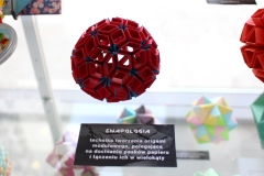 Wystawa „Origami – sztuka, wiedza, nauka”, prezentowana w Bibliotece Politechniki Białostockiej. Ekspozycję tworzą głównie matematyczne formy origami, bryły platońskie i archimedesowe, różnorodne wielościany, mozaikowe tesselacje, składane z płaszczyzn o kształtach koła, kwadratu, trójkąta.