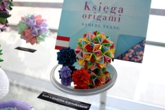 Wystawa „Origami – sztuka, wiedza, nauka”, prezentowana w Bibliotece Politechniki Białostockiej. Ekspozycję tworzą głównie matematyczne formy origami, bryły platońskie i archimedesowe, różnorodne wielościany, mozaikowe tesselacje, składane z płaszczyzn o kształtach koła, kwadratu, trójkąta.