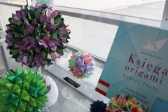 Wystawa „Origami – sztuka, wiedza, nauka”, prezentowana w Bibliotece Politechniki Białostockiej. Ekspozycję tworzą głównie matematyczne formy origami, bryły platońskie i archimedesowe, różnorodne wielościany, mozaikowe tesselacje, składane z płaszczyzn o kształtach koła, kwadratu, trójkąta.